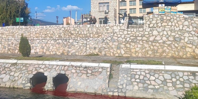 U centru Novog Pazara crvena tečnost opet obojila rijeku Rašku