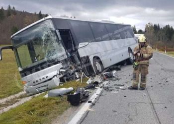 Teška saobraćajna nesreća: Jedna osoba je smrtno stradala u sudaru auta, kamiona i autobusa