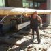RADNIK U PILANI NOSI BALVANE NA RAMENU
