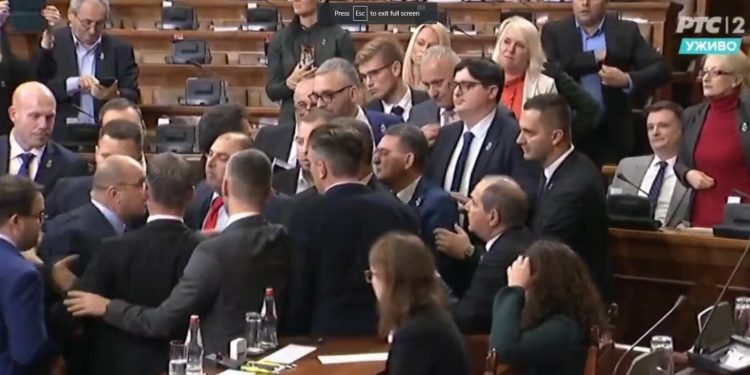 (VIDEO) Sukob u Skupštini Srbije, poslanici čupali revere jedni drugima
