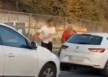 (VIDEO) BOKSERSKI OBRAČUN DVOJICE VOZAČA: TUKLI SE NASRED ULICE, SVIJEVALI KROŠEI