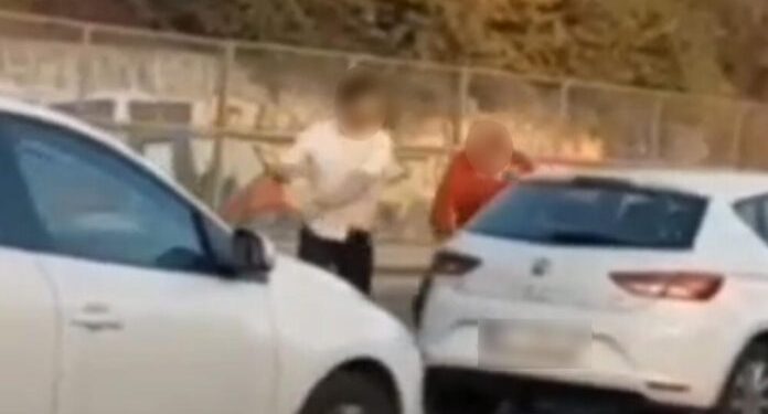 (VIDEO) BOKSERSKI OBRAČUN DVOJICE VOZAČA: TUKLI SE NASRED ULICE, SVIJEVALI KROŠEI