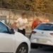 (VIDEO) BOKSERSKI OBRAČUN DVOJICE VOZAČA: TUKLI SE NASRED ULICE, SVIJEVALI KROŠEI