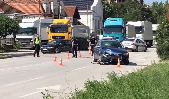 PIJAN SEO U KOLA I ZAKUCAO SE U VOZILO – Direktan sudar u Novom Pazaru, povrijeđena žena