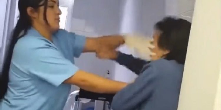 Uznemirujući snimak: Medicinska sestra s Kosova šamara i šutira staricu, a druge se smiju