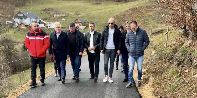 (VIDEO) Rožaje: Novi asfalt obradovao žitelje Koljena