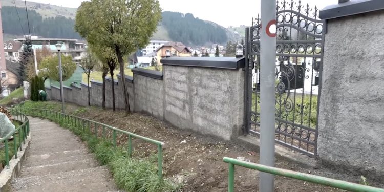 (VIDEO) Porodica Adrović finansirala izgradnju ogradnog zida na Kučanskom groblju