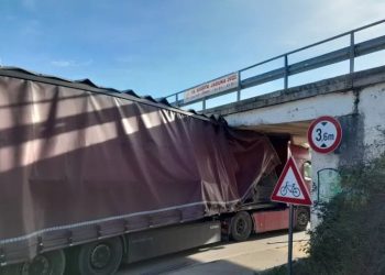 Balkan: Kamion zapeo ispod podvožnjaka