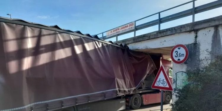 Balkan: Kamion zapeo ispod podvožnjaka