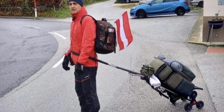 Enver Beganović krenuo pješke iz Austrije u Mekku: Večeras stiže u Krajinu i prenoćit će u Velikoj Kladuši
