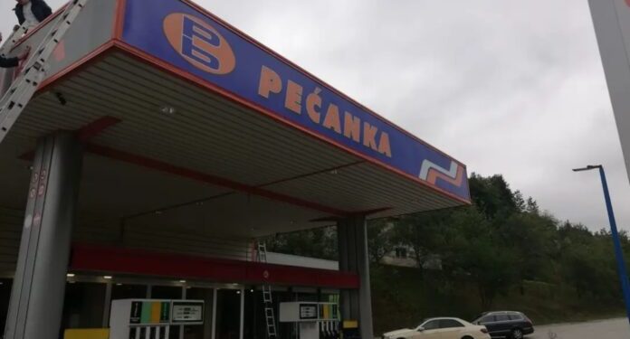 VOZAČ GOLFA 3 TRAŽIO ‘GORIVA DO ČEPA’, PA POBJEGAO: PREDNJU TABLICU NIJE IMAO, A ZADNJA MU JE BILA ISPRLJANA