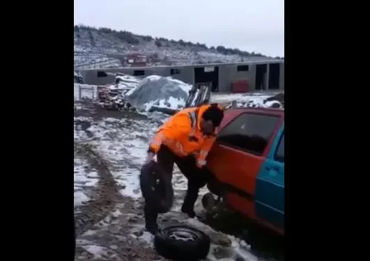 (VIDEO) Pogledajte kako Pešterac mijenja gumu bez dizalice – Golfa diže jednom rukom