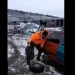 (VIDEO) Pogledajte kako Pešterac mijenja gumu bez dizalice – Golfa diže jednom rukom