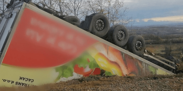 Srbija: “Sumnja se da je vozač zaspao za volanom” – kamion se prevrnuo i završio u kanalu