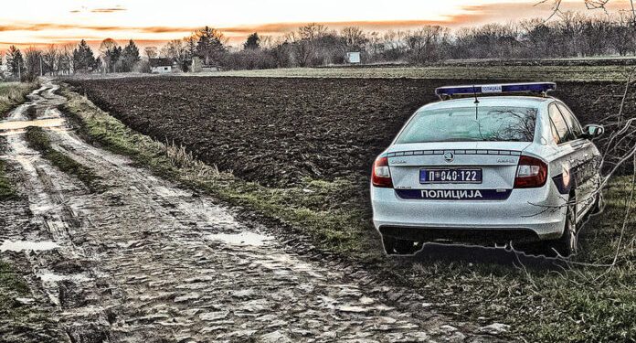 STIGLA MU NEKA PORUKA, BRIZNUO U PLAČ I REKAO NE MOGU OVO DA IZDRŽIM! OTAC UČENIKA KOJI JE IZMAKAO STOLICU PROFESORICI ISPRIČAO ŠTA SE DESILO PRIJE DRAME