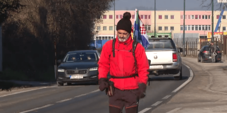 (VIDEO) Bosanac koji živi u Austriji pješke ide ka Meki: Dočekuju ga zagrljajima, neki zaplaču