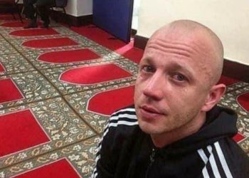 PREŠAO NA ISLAM I TOKOM BORAVKA U DŽAMIJI ZAPLAKAO