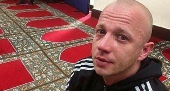 PREŠAO NA ISLAM I TOKOM BORAVKA U DŽAMIJI ZAPLAKAO
