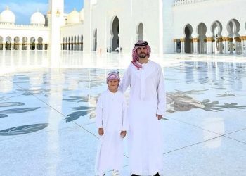 PJANIĆ SA SINOM EDINOM ISPRED DŽAMIJE U ABU DHABIJU: MUBAREK DŽUMA