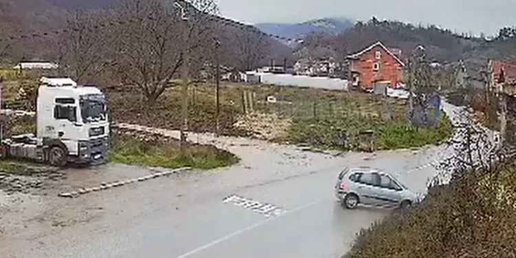 (VIDEO) Novi Pazar: Građani javljaju i pišu peticije: Životi djece ugroženi svakodnevno