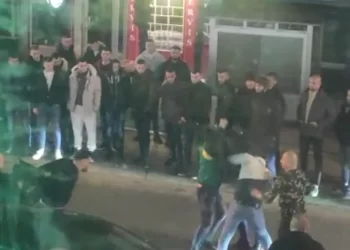 (VIDEO) Masovna tuča na sred ulice u centru Novog Pazara