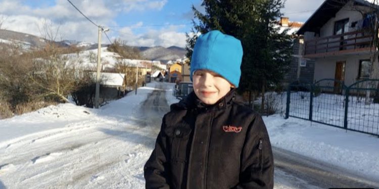 (VIDEO) DEVETOGODIŠNJI SELVIR DESNA RUKA NENI I NEPOKRETNOM DEDI