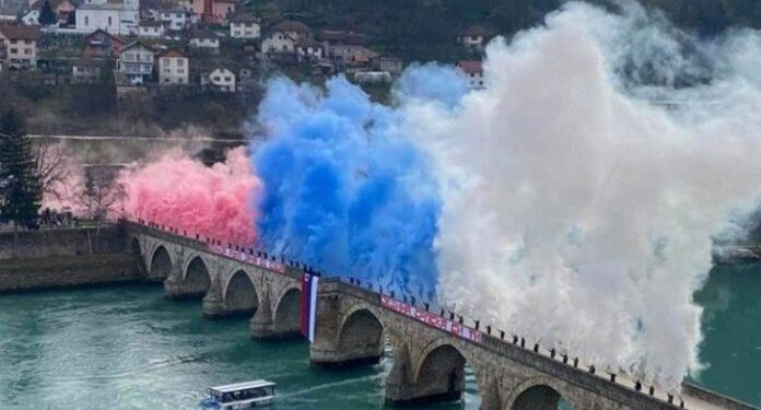 (VIDEO) SKANADAL U VIEŠGRADU: BAKLJADA U BOJAMA RS-A NA MOSTU SA KOJEG SU UBIJALI BOŠNJAKE I BACALI U DRINU