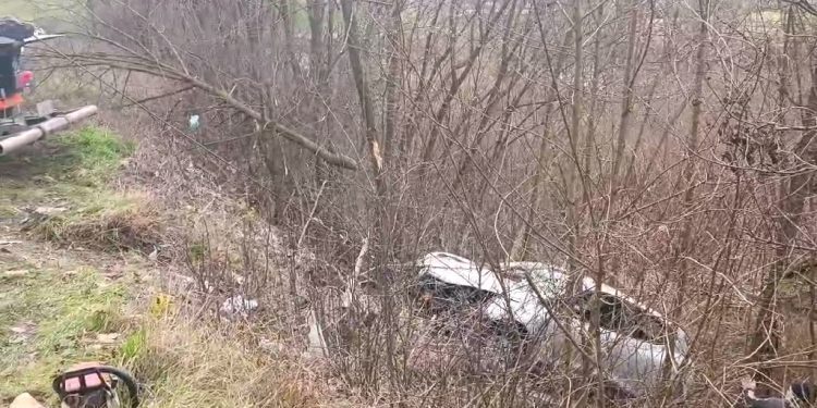 DRAMA KOD PRIJEPOLJA – VOZAČ „RENOA“ IZGUBIO KONTROLU I SLETIO NIZ LITICU