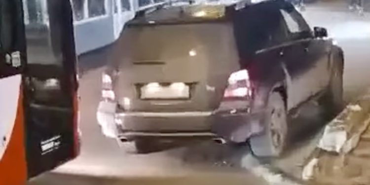 (VIDEO) NOVI PAZAR: DIJASPORAC PARKIRAO AUTO NA SRED ULICE TE IZAZVAO HAOS!