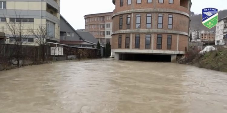 (VIDEO) NEVRIJEME IZAZVALO POPLAVE U TUTINU