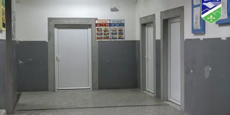 (VIDEO) Tutin: U OŠ “Vuk Karadžić” zamijenjena unutrašnja stolarija