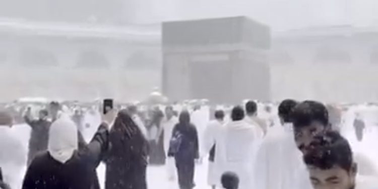 (VIDEO) U MEKI PRVI PUT U HISTORIJI PAO SNIJEG