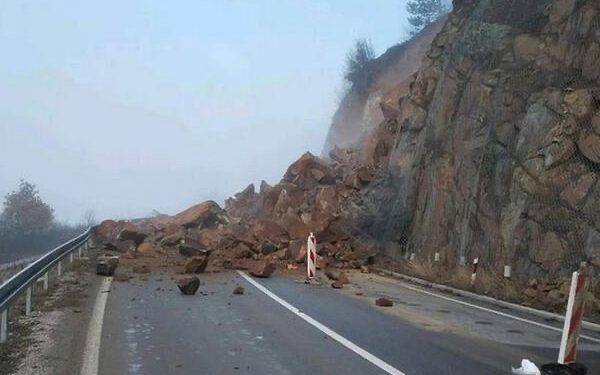 ODRON KOD RAŠKE! Blokirane obje saobraćajne trake