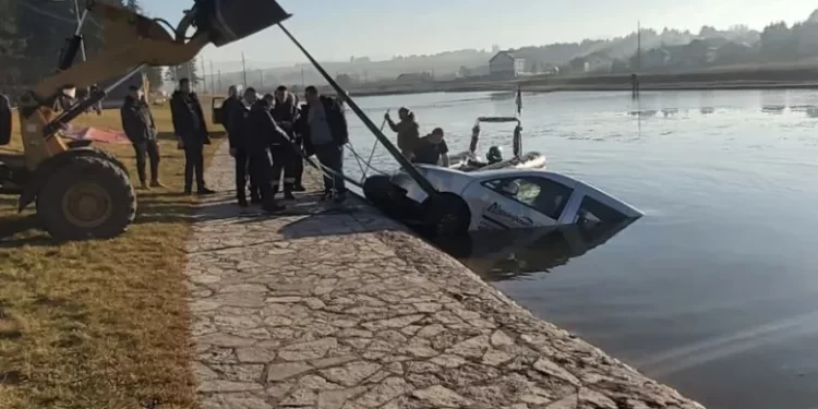 Sjenica- Automobil završio u vještačkom jezeru kod hotela Borovi