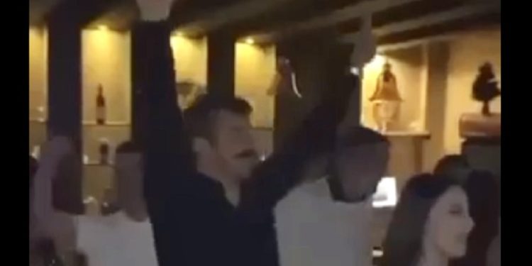 (VIDEO) Profesor i učenici islamske škole u Podgorici igrali i pjevali uz pjesmu “Veseli se srpski rode”