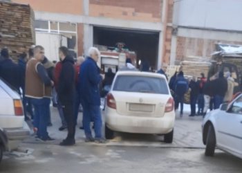 (VIDEO) Tutin: Požar u fabrici namještaja Dalas