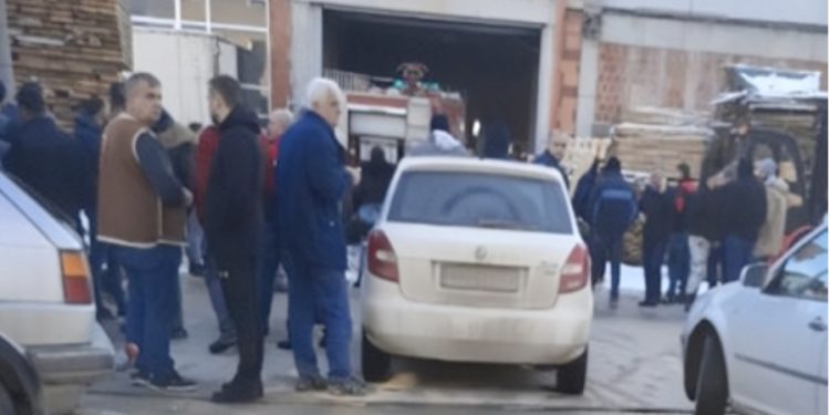 (VIDEO) Tutin: Požar u fabrici namještaja Dalas