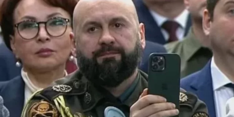 /VIDEO/ Vođa četničkog pokreta iz prvih redova slušao Putinov govor