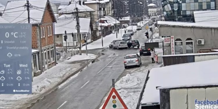 /VIDEO/ SJENICA: POGLEDAJTE SUDAR TRI VOZILA NA PROMETNOJ RASKRSNICI