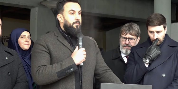 /VIDEO/ PRIJEPOLJE: OBRAĆANJE IMAMOVIĆA NA AKADEMIJI SJEĆANJA ZLOČINA U ŠTRPCU