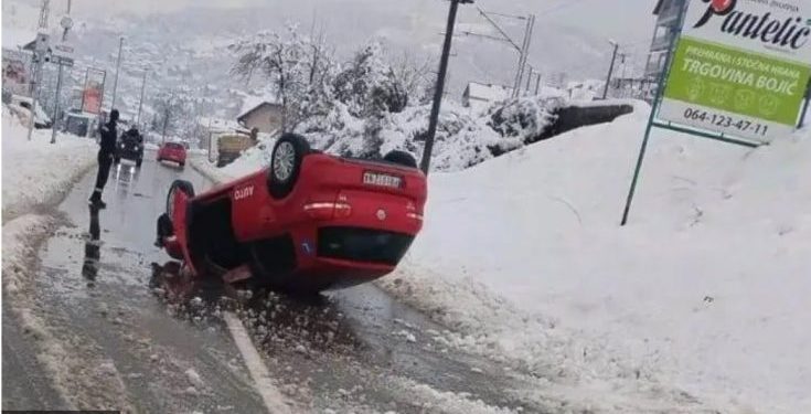 Sandžak: Saobraćajna nesreća, automobil završio na krovu