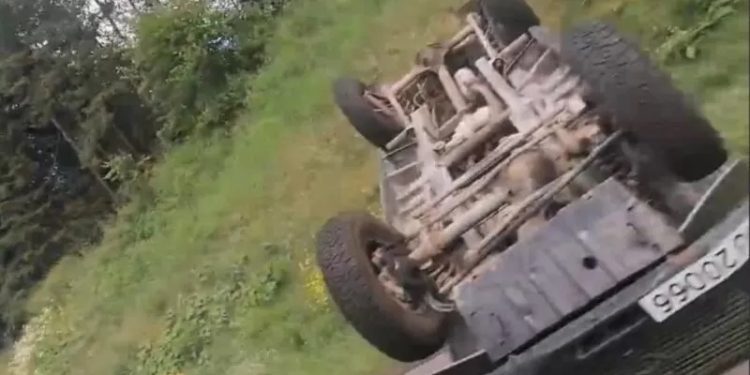 (VIDEO) Spalio Kur’an na ulici, pa ga žena pojurila i prevrnula na autoputu