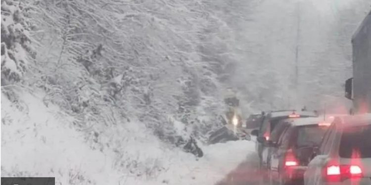 Sandžak: Auto sletio sa puta, snijeg napravo kolaps: Teška mehanzacija hito upućena na teren