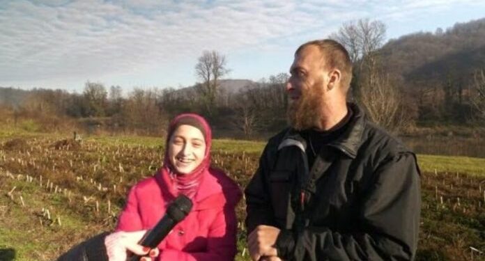 (VIDEO) MEJREMA ČUVA OVCE SA SVOJIM SESTRAMA I TAKO ZARAĐUJE ZA ŠKOLOVANJE I DŽEPARAC