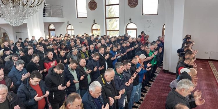 (FOTO) TUTIN: KLANJANA DŽENAZA U ODSUSTVU ZA NASTRADALE U ZEMLJOTRESU