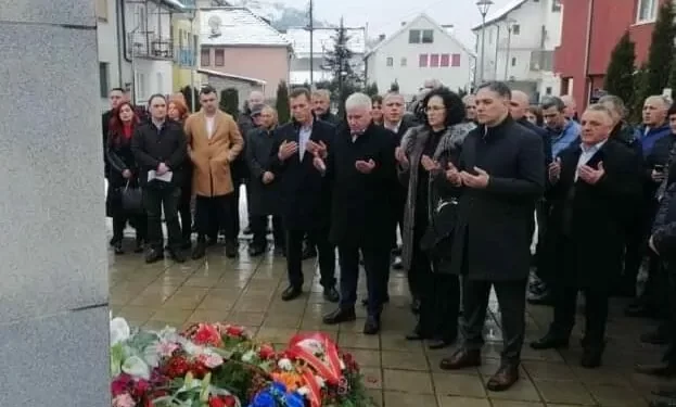 Bijelo Polje: Delegacija Opštine Rožaje učenjem fatihe i polaganjem cvijeća odala počast žrtvama otetim iz voza u mjestu Štrpci