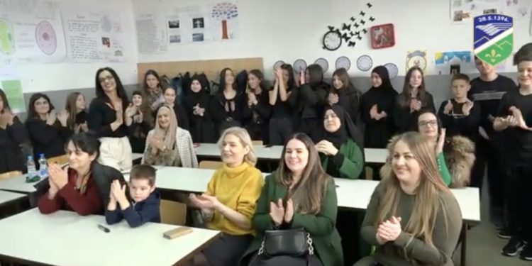 (VIDEO) Tutin: Osnovna škola Vuk Karadžić obilježila Dan maternjeg jezika