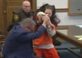 (VIDEO) STRAVIČAN ZLOČIN:  NA JEZIV NAČIN UBILA LJUBAVNIKA, U SUDNICI JE BRUTALNO NAPALA SVOG ADVOKATA