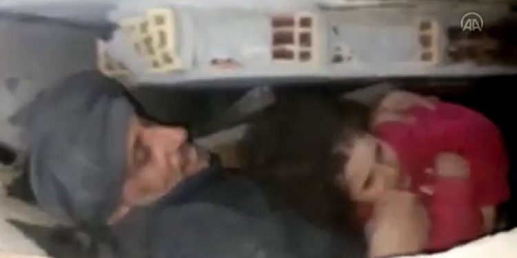 (VIDEO) Turska: Nakon 141 sata provedenih pod ruševinama, u Hataju spašeni otac i ćerka