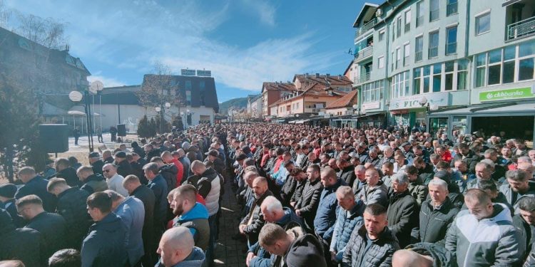 (FOTO) ROŽAJE: VELIKI BROJ VJERNIKA KLANJAO DŽENAZU TRAGIČNO STRADALIM MLADIĆIMA